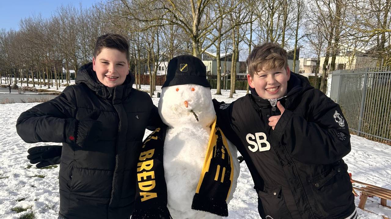 Jesse en Dolf met hun echte NAC-sneeuwpop (foto: Priscilla Verdaasdonk/Breda).