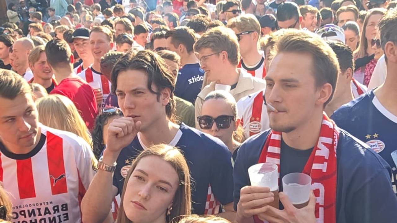 Drukte in het Eindhovense centrum met PSV-supporters (foto: Stephanie Brok).