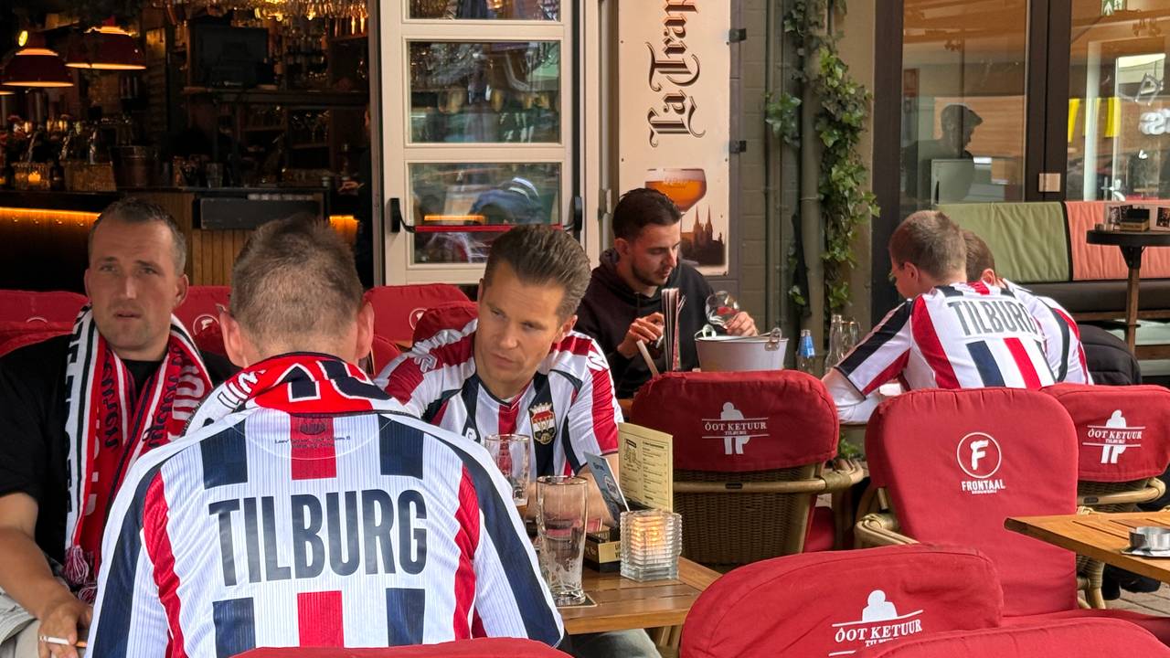 Willem II supporters op het terras (foto: Jan Peels).