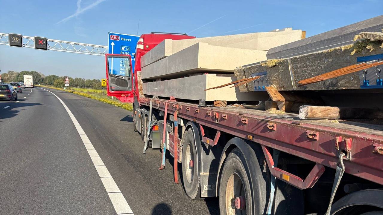 Lading betonplaten schuift tegen cabine vrachtwagen op A58 bij Tilburg