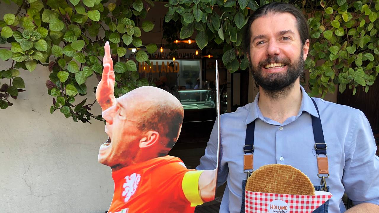 Koen Houwen zet Arjen Robben buiten in Mexico-stad (foto: privé).