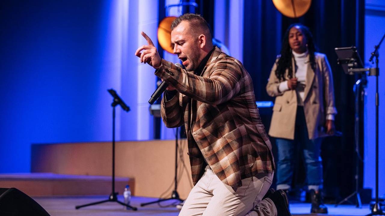 Tom de Wal tijdens een van zijn diensten (foto: Facebook Frontrunners Ministries).