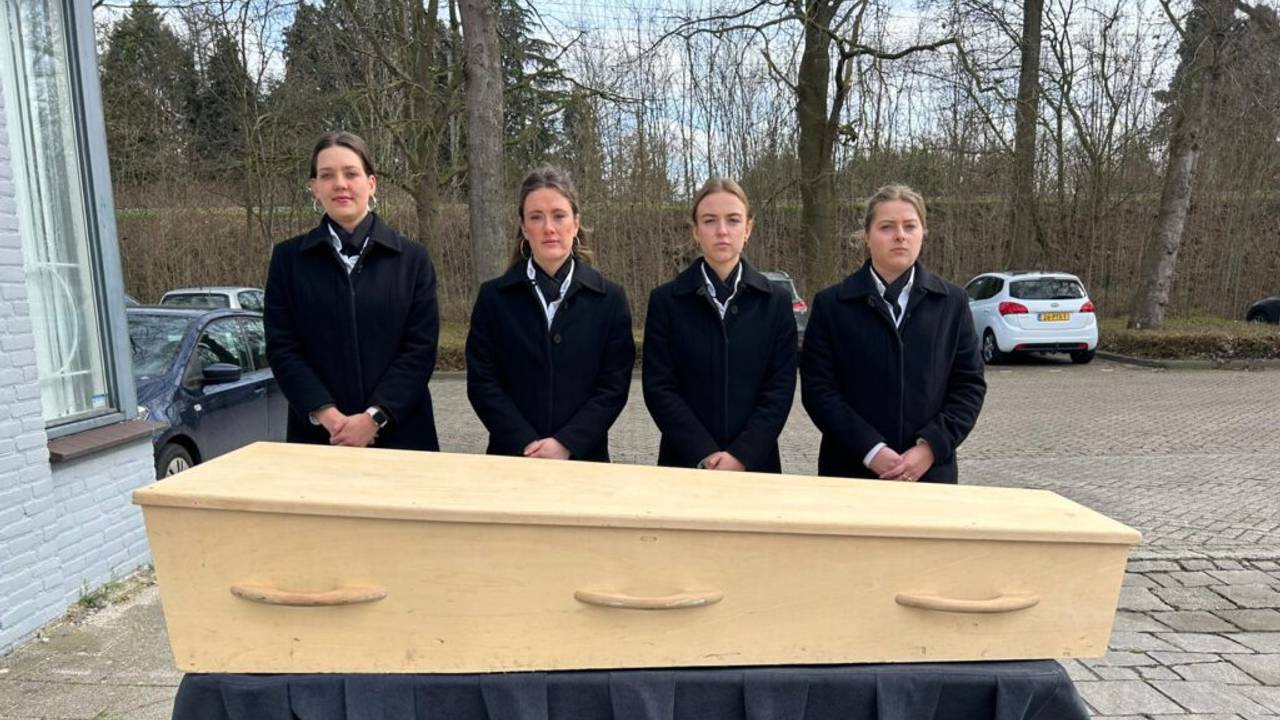 Studenten bij de kist (foto: Omroep Tilburg /  Vanessa Spaanderman).