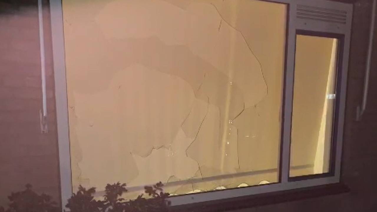 Een van de vernielde ruiten in de Borgerhoutlaan in Eindhoven. 