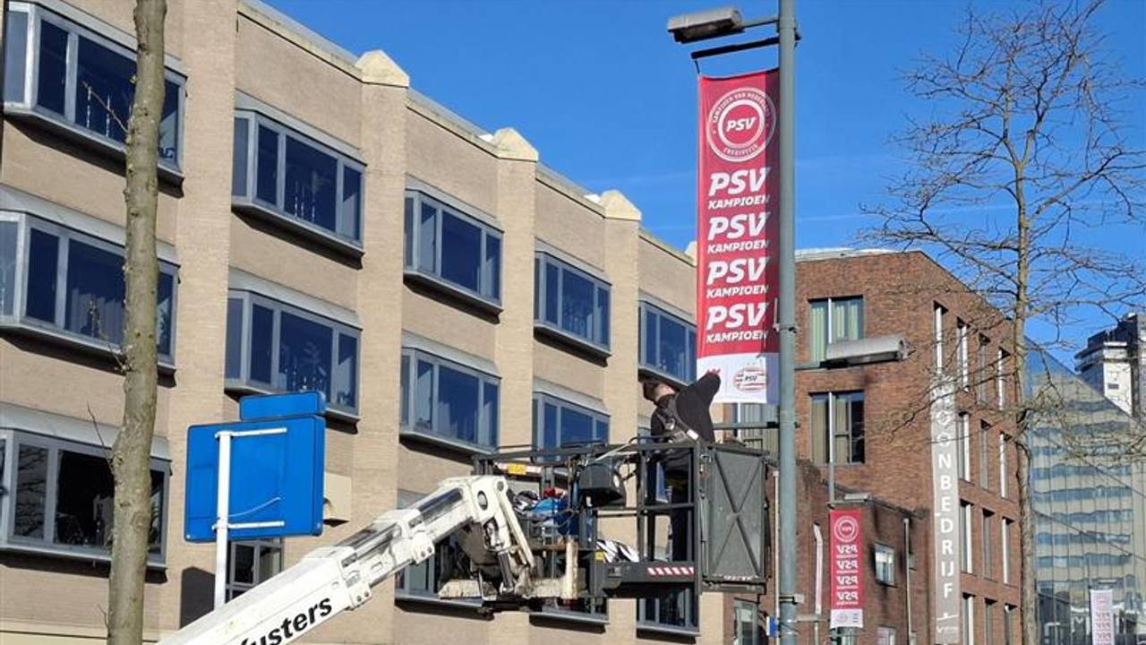 Alle lantaarnpalen in het Eindhovense centrum krijgen een vlag (foto: Leon Voskamp).