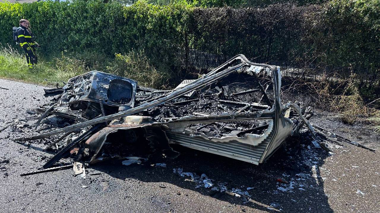 Van de caravan is niets meer over (foto: Perry Roovers / Persbureau Heitink).