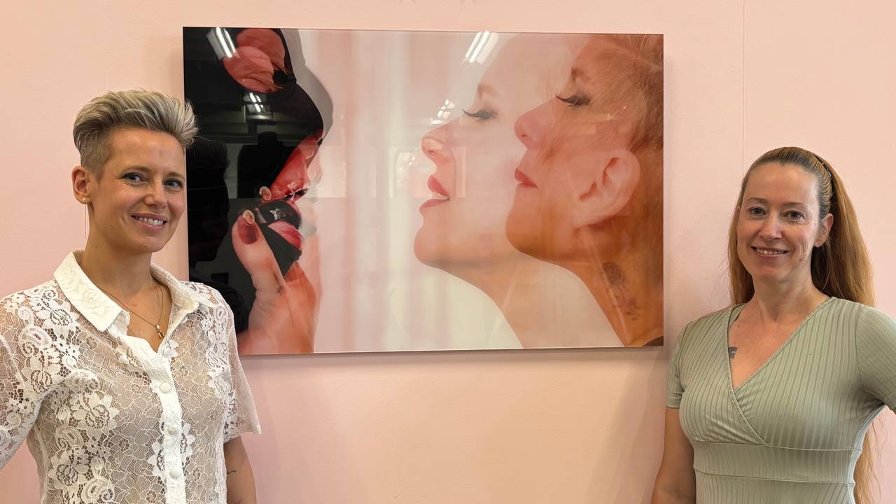 Meesteres Eve (l) en fotograaf Hanneke Wetzer (foto: Agnes van der Straaten).