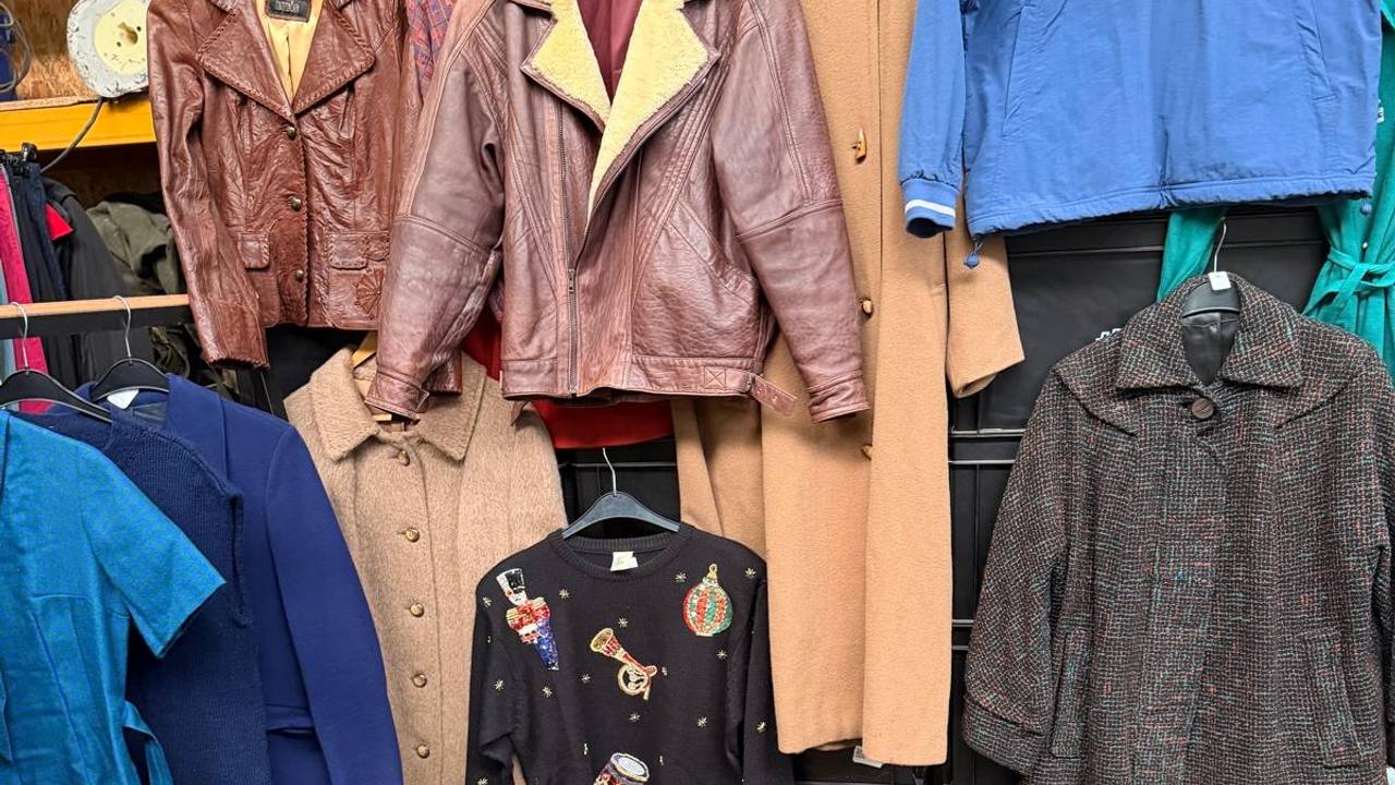 Vintage kleding bij een kringloopwinkel (foto: Michel Hoonings/Verderest).