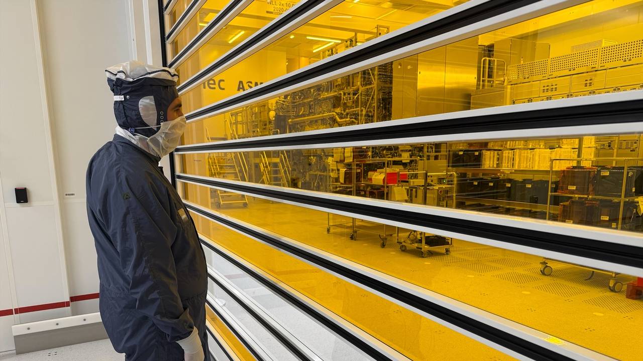 Een van de meest geavanceerde machines van ASML in de cleanroom (foto: ASML)