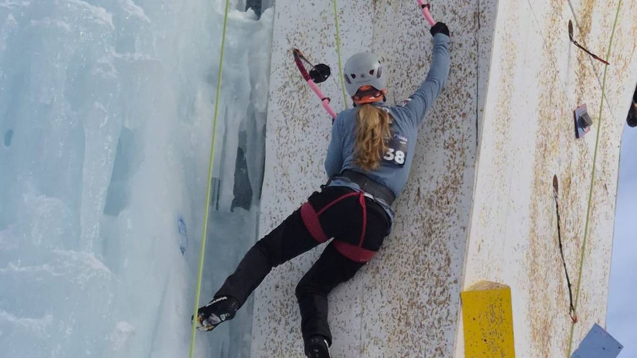 Ronja van der Lee tijdens het jeugd WK ijsklimmen.
