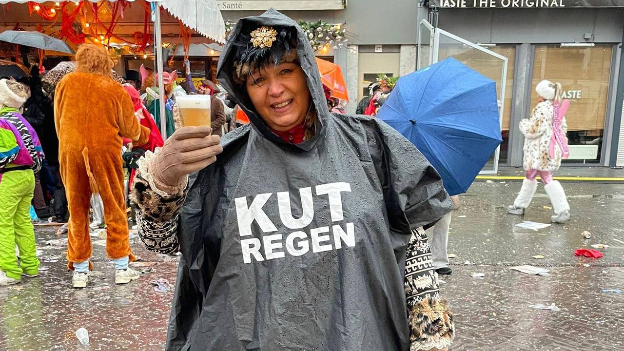 Het regent pijpenstelen in Kielegat, maar dat mag de pret niet drukken (foto: Leon Voskamp / Omroep Brabant).