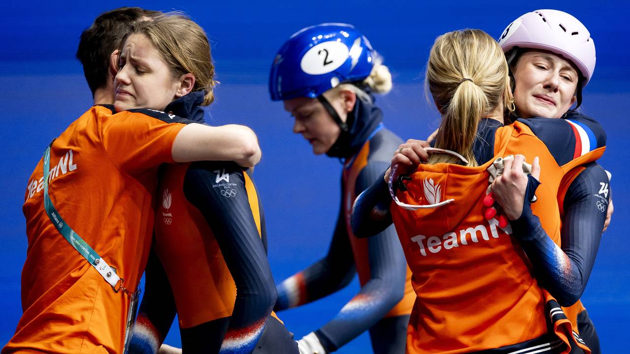 Teleurstelling bij de Nederlandse shorttracksters, met rechts Zoë Deltrap (foto: Sem van der Wal / ANP).