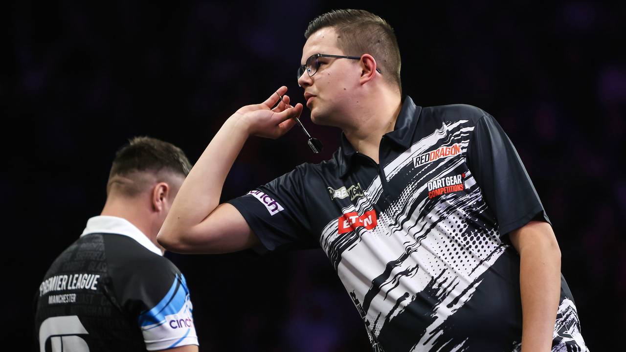 Gian van Veen moest het afleggen tegen Gerwyn Price in de finale van de Premier League darts (foto: PDC).