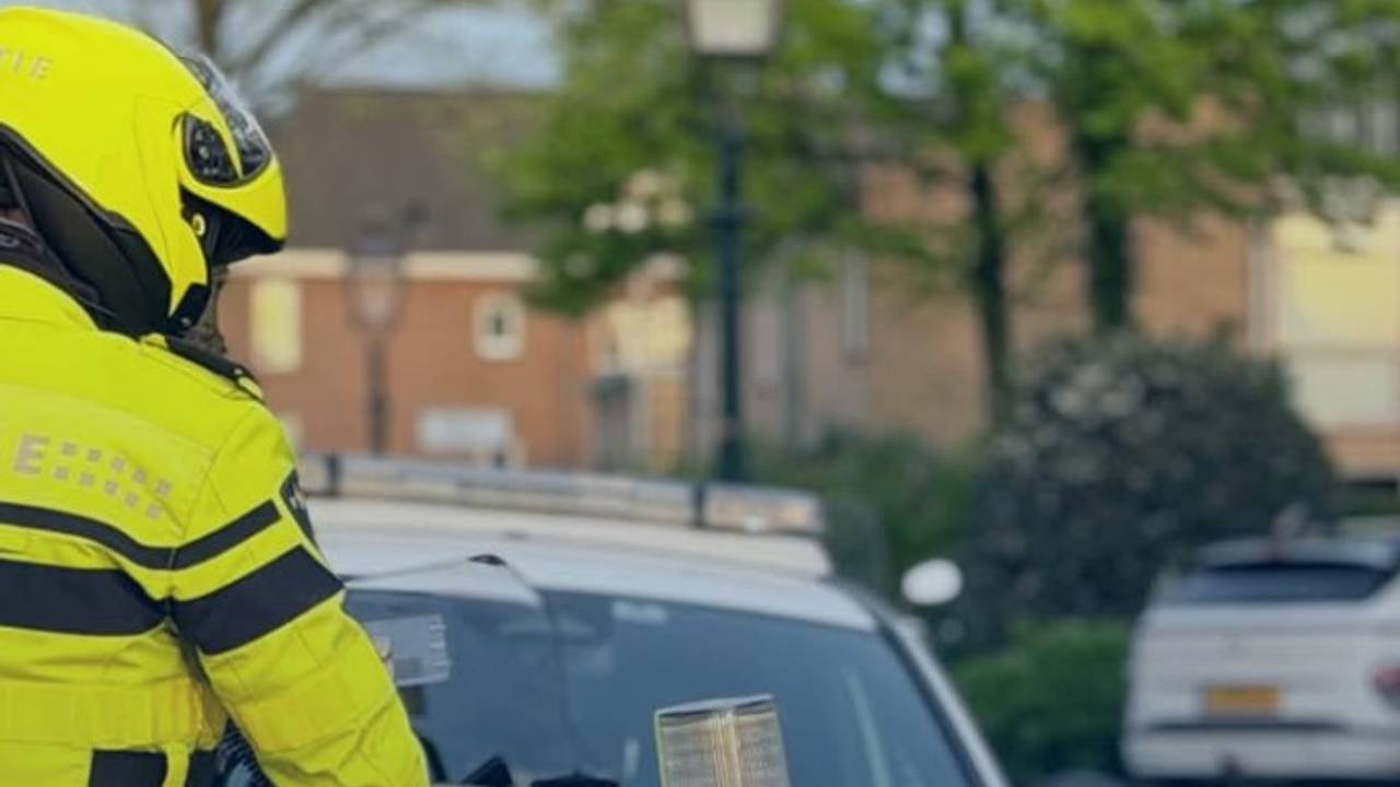 De man werd staande gehouden door een motoragent. (Foto: politie_landvancuijk / Instagram.)