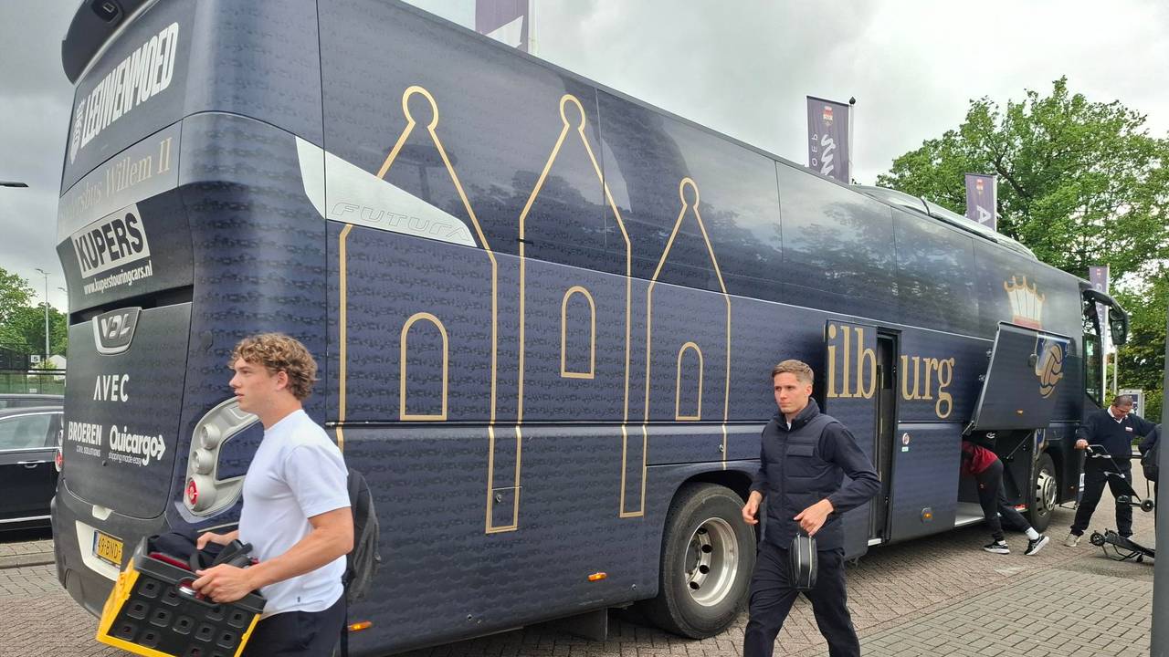 De spelersbus van Willem II arriveert (foto: Leon Voskamp).