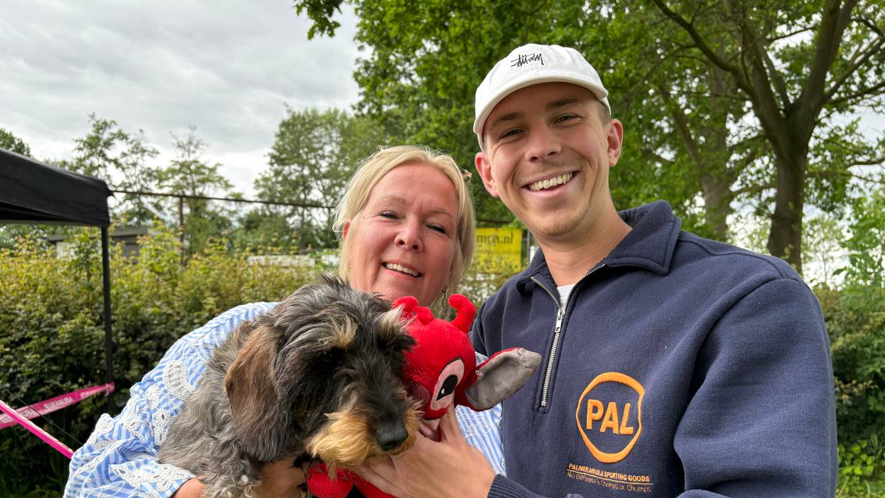 Fiona Beekman en haar zoon Ricky Hotting met hun teckel Lola (foto: Omroep Brabant).