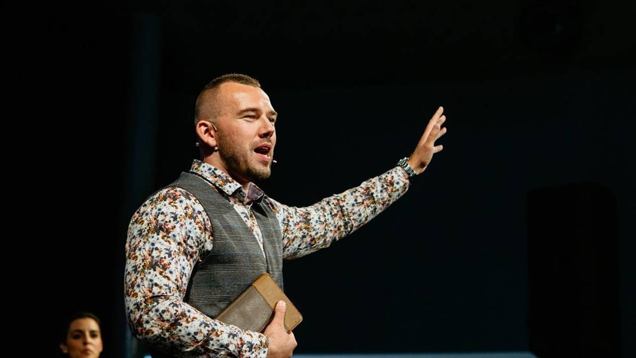 Tom de Wal tijdens een van zijn diensten (foto: Facebook Frontrunners Ministries).