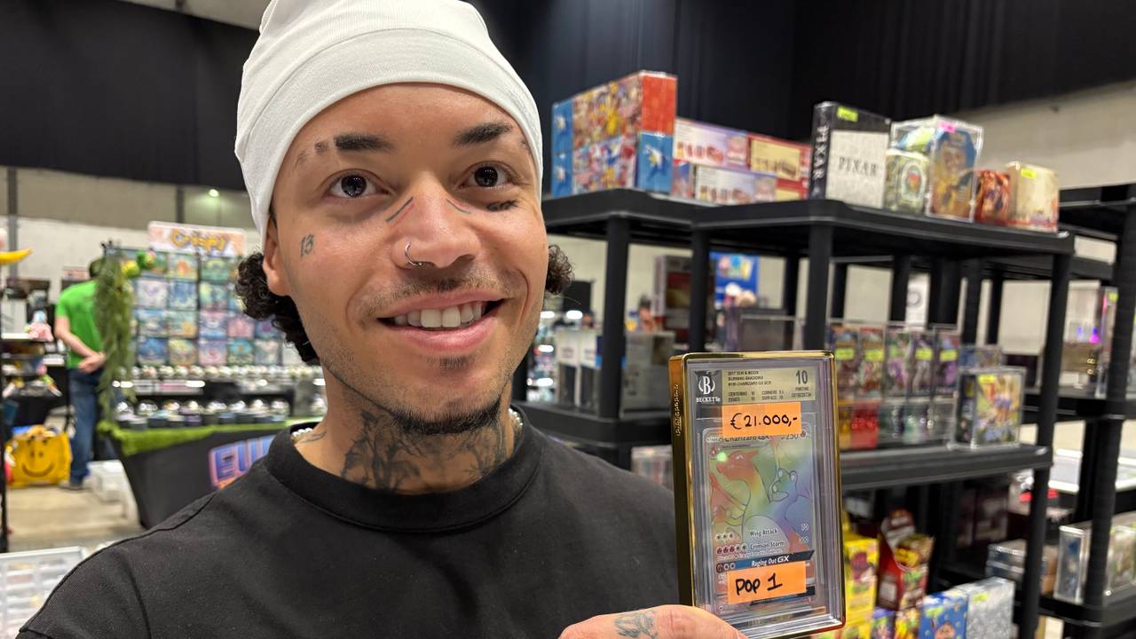 Gioachino Koopmans met zijn Pokémonkaart van 21.000 euro 