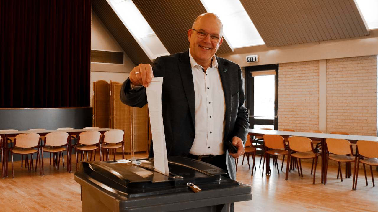 Burgemeester Lichtenberg bracht vanochtend zijn stem uit in Sleeuwijk (foto: gemeente Altena).