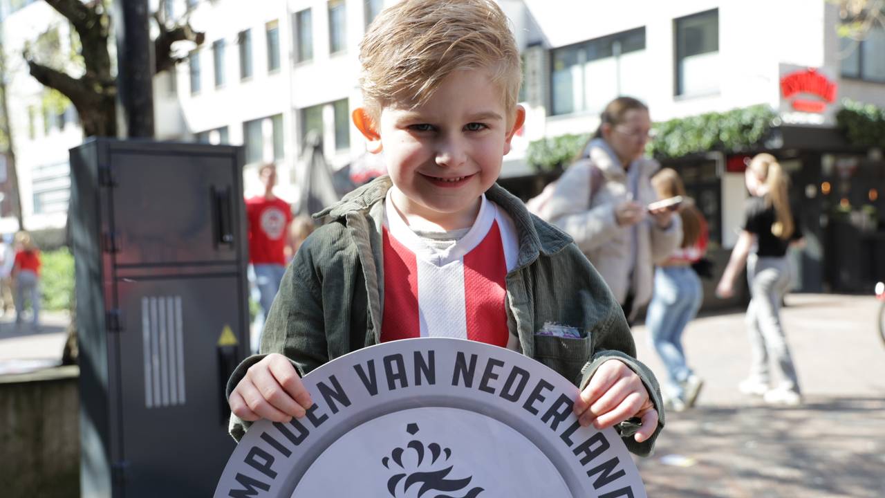 Abel (6 jaar) kwam voor het eerst naar de binnenstad van Eindhoven voor het kampioensfeest van PSV (foto: Lobke Kapteijns). 