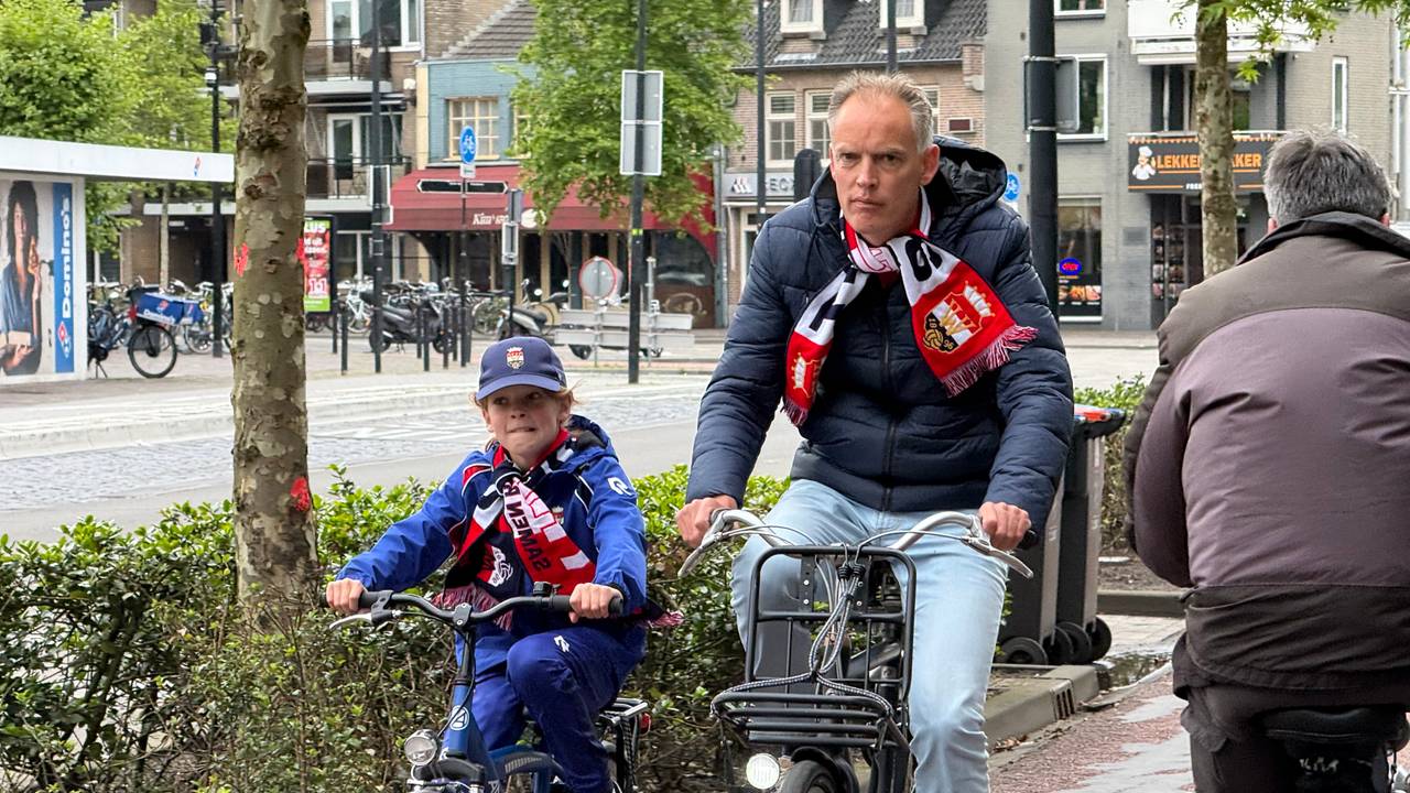 Jong en oud op weg naar het stadion (foto: Jan Peels).