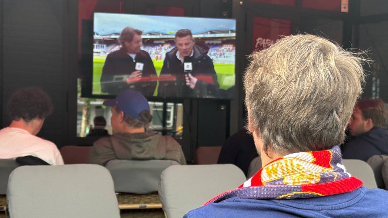 De supporters zitten al klaar voor de televisie (foto: Jan Peels).