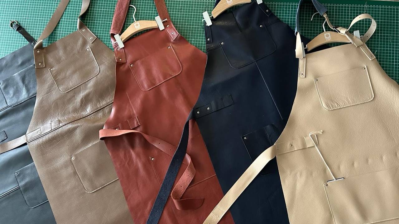 Deze barbecueschorten zijn gemaakt van leer van oude bankstellen.