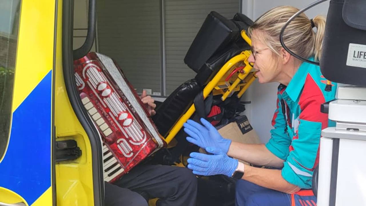 Een bijzondere patiënt in de ambulance, een oudere meneer werd rustig toen hij op zijn accordeon mocht spelen (foto: Jori Draaijer). 