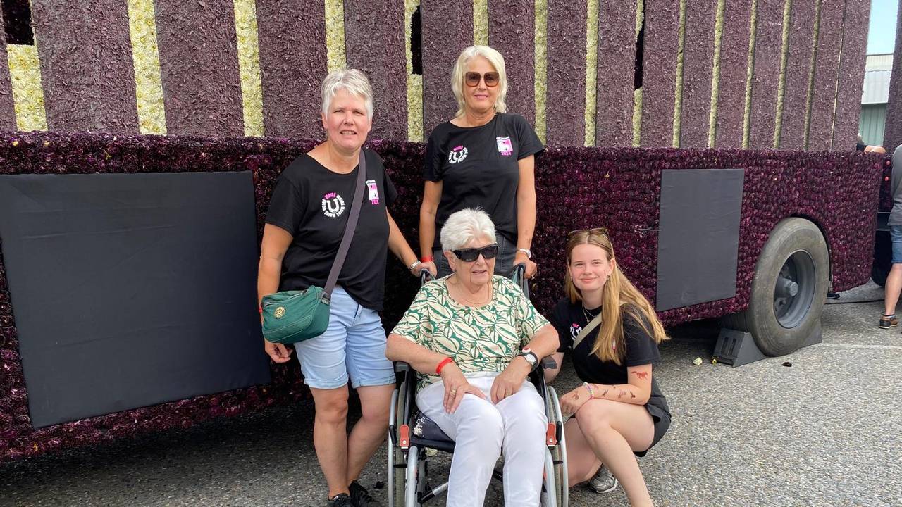 Anne en haar oma, moeder en tante tijdens het corso (eigen foto).