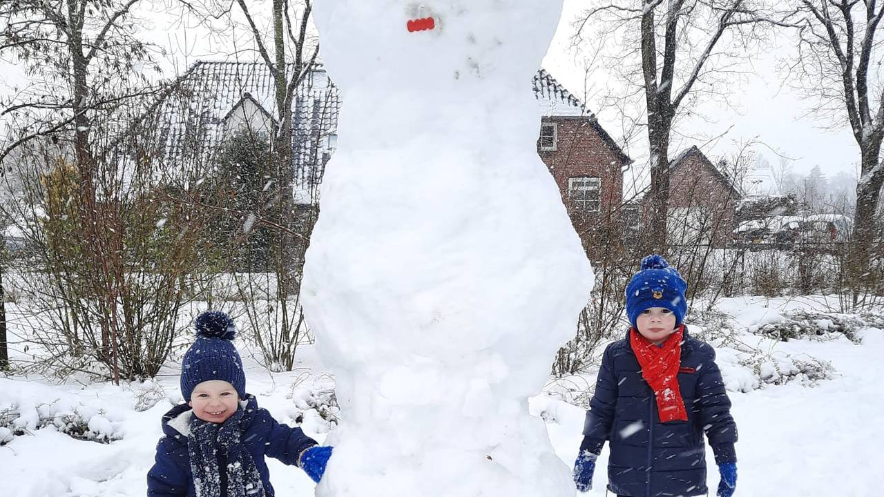 Jules en Lucas hebben met hun vader een grote sneeuwpop gemaakt (foto: Susan de Laat).