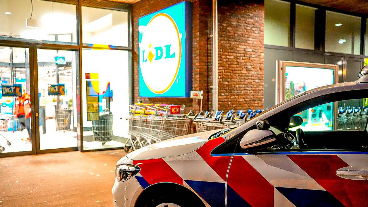 Bij een overval op de Lidl in Waalwijk loste de politie waarschuwingsschoten (foto: Erik Haverhals/Persbureau Heitink).