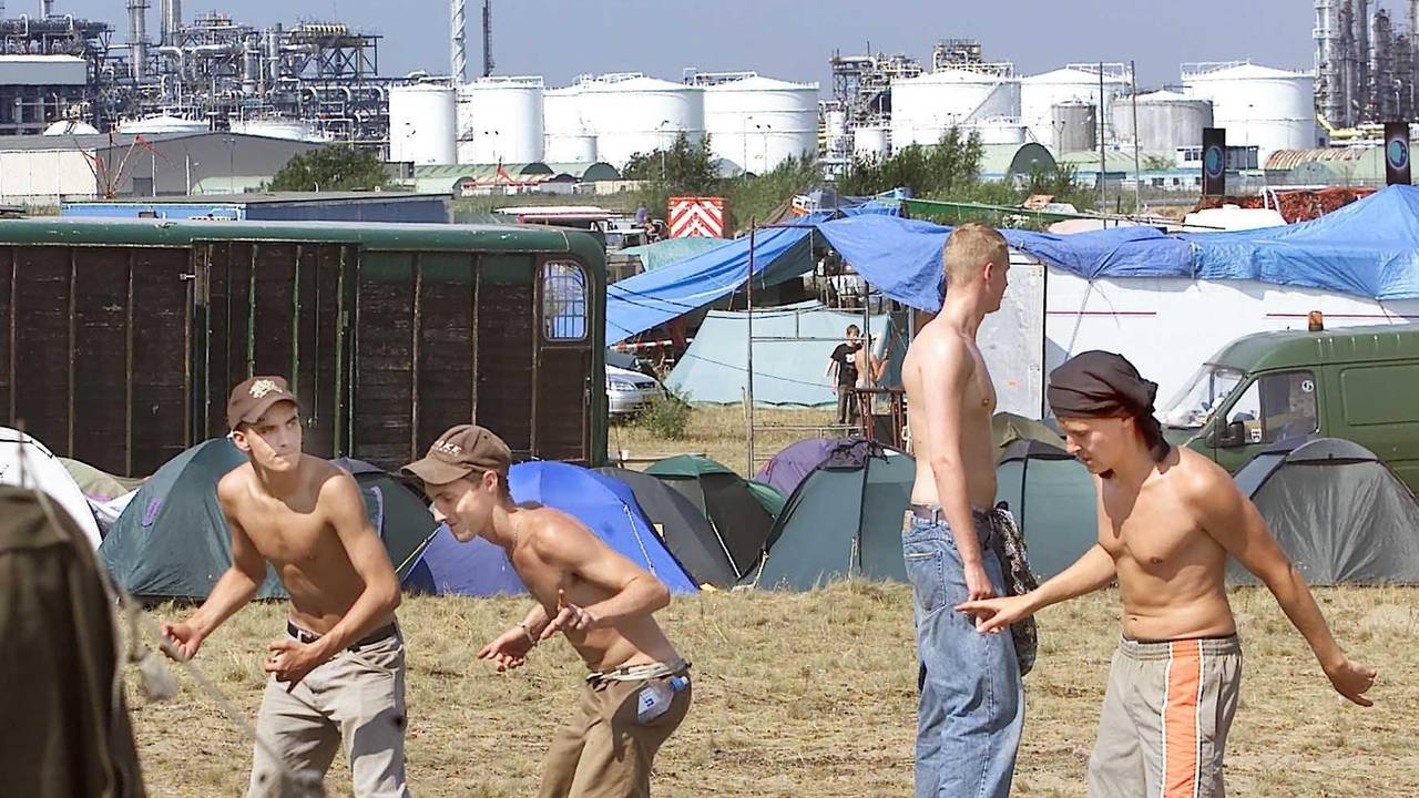 Feestgangers op de illegale houseparty in Moerdijk (foto: Ed Oudenaarden/ANP))