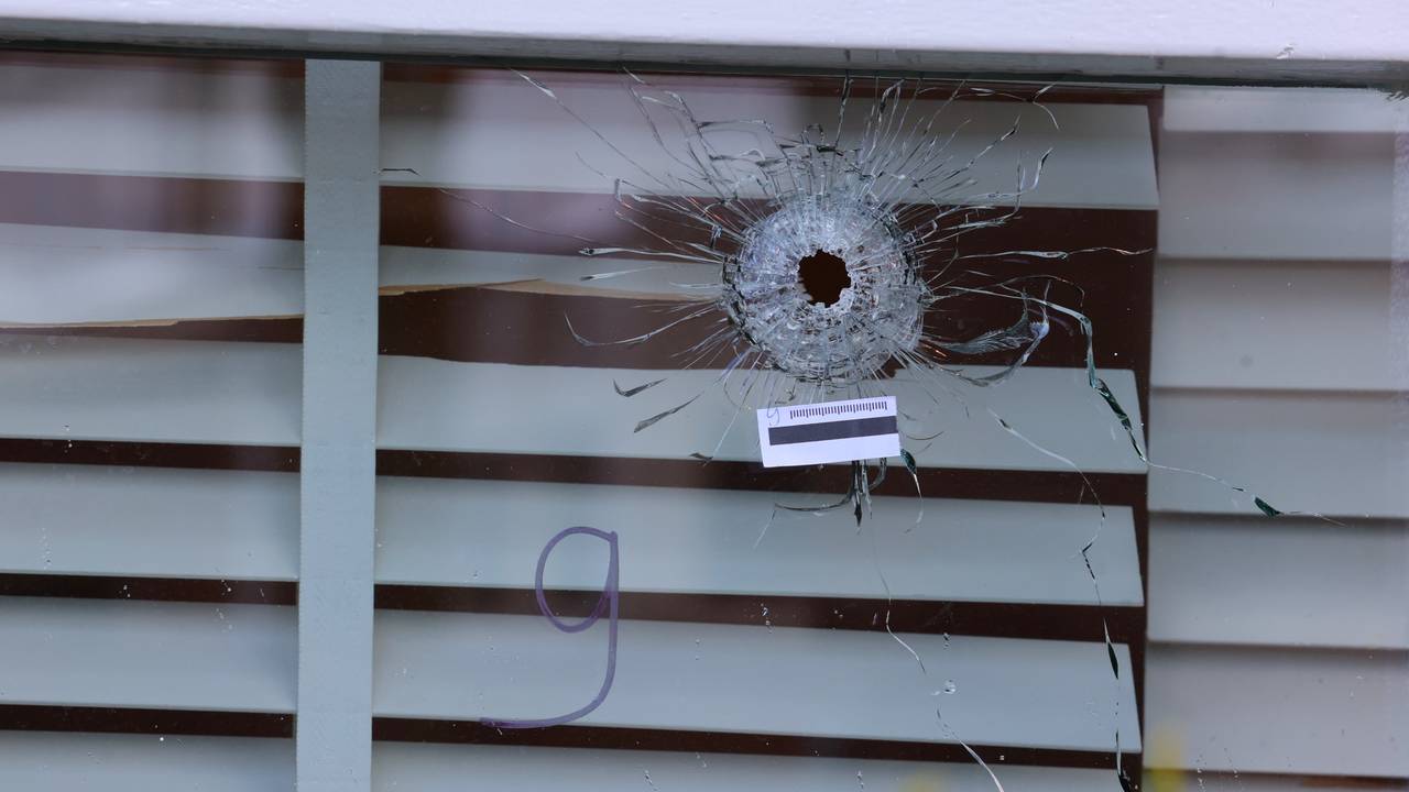 Kogelgat in het beschoten huis (Bart Meesters / Persbureau Heitink).