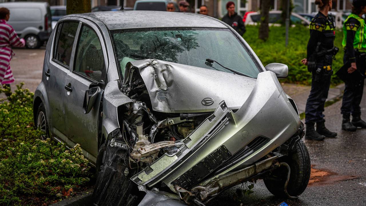 Auto vliegt uit de bocht en botst tegen boom in Helmond, man zwaargewond