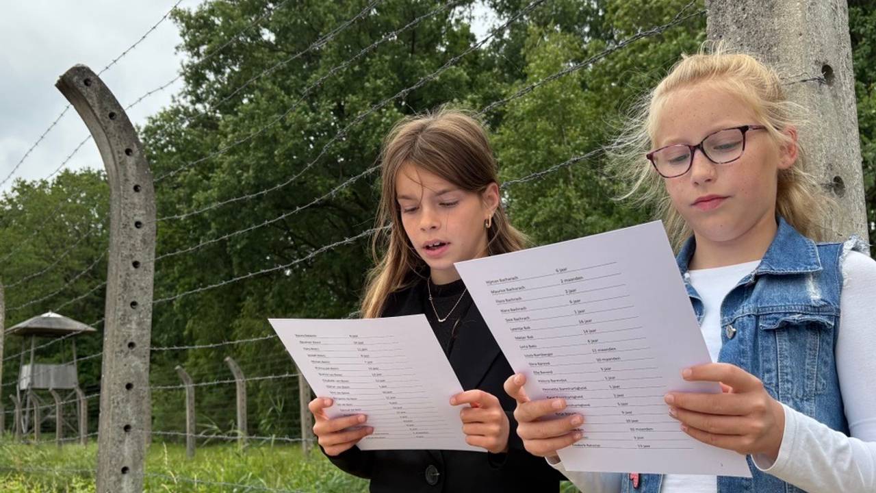 Kinderen uit groep 7 van basisschool De Schalm uit Vught lezen de namen voor van 1296 uit Kamp Vught gedeporteerde kinderen (foto: Ruud Ritzen).