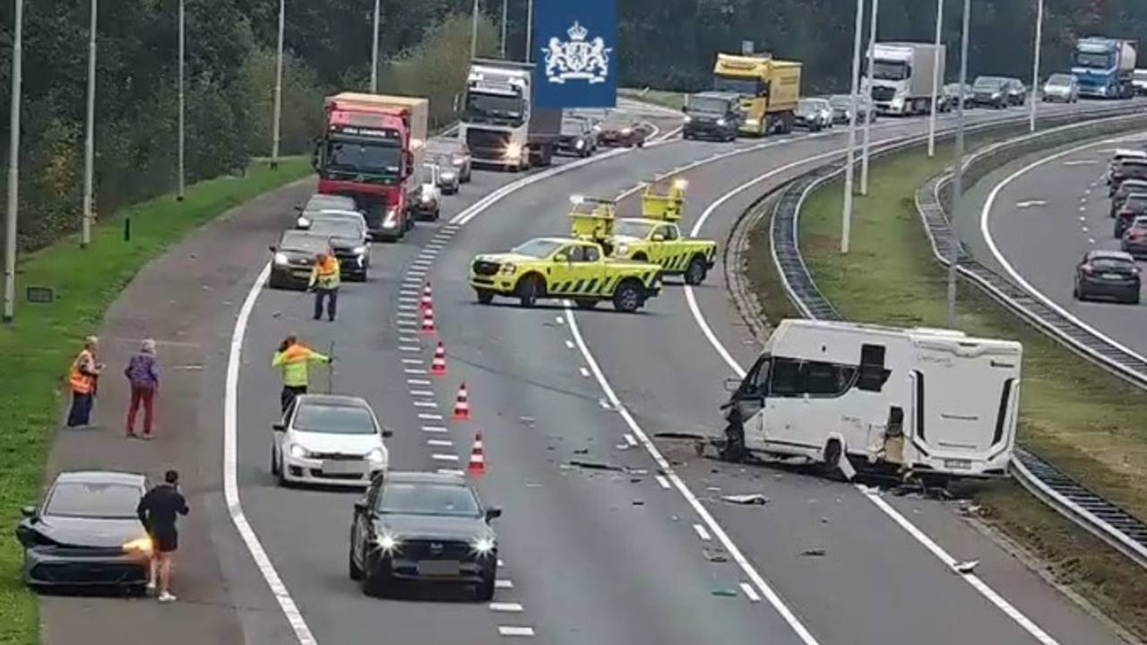Ongeluk met camper en twee auto's op de A58: nog urenlang problemen
