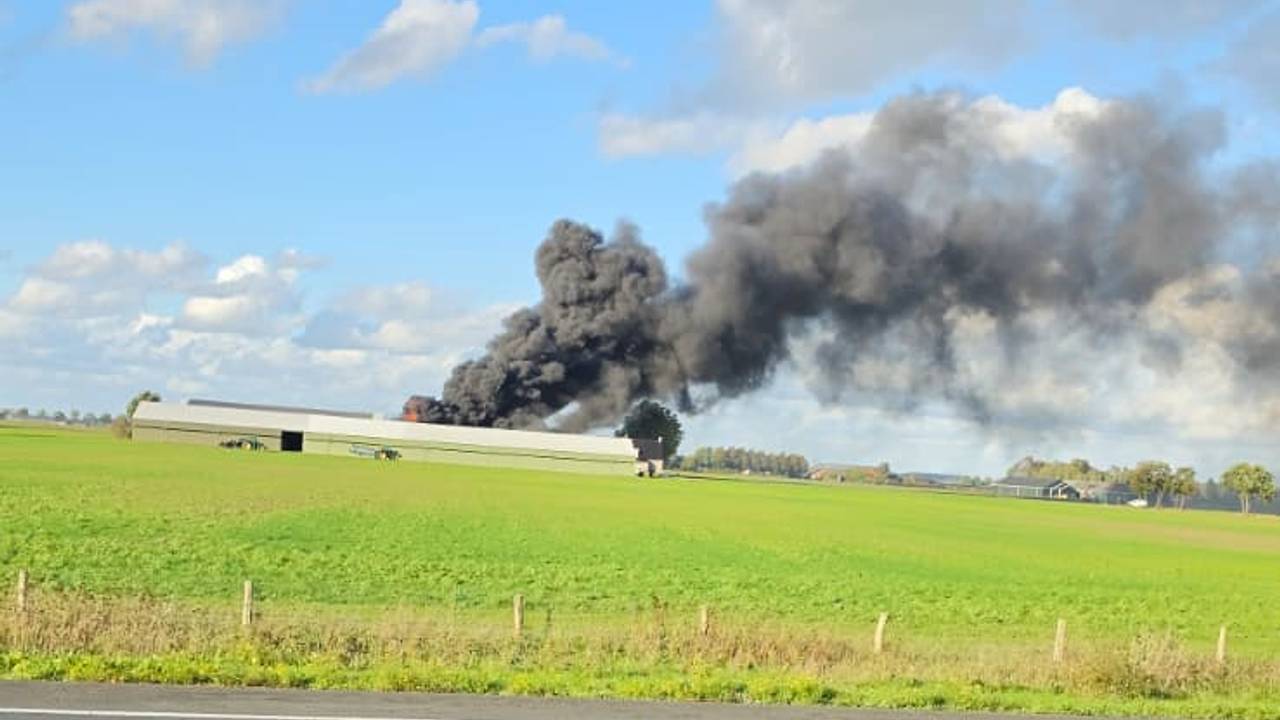 Ook vanaf de snelweg is de brand goed te zien.