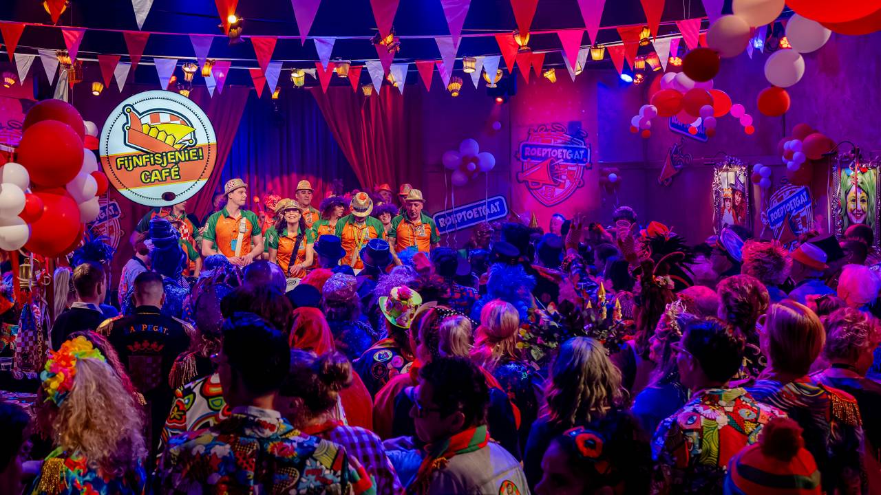 Een vol Fijnfisjenie Café tijdens een van de vele optredens (foto: EYE4images).