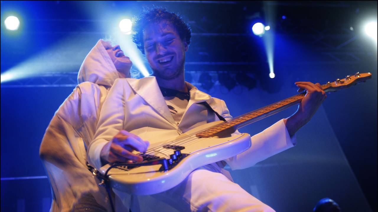 Zangeres Jacqueline Govaert (l) en bassist Joost van Haaren van de Tilburgse band Krezip (foto: Ruud Verhalle /ANP).