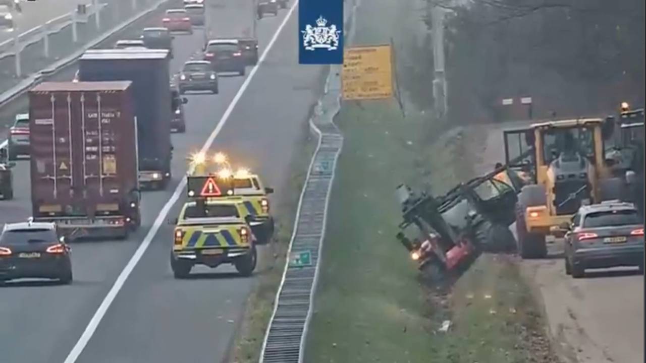 Voertuig in de sloot bij A58 (foto: Rijkswaterstaat). 