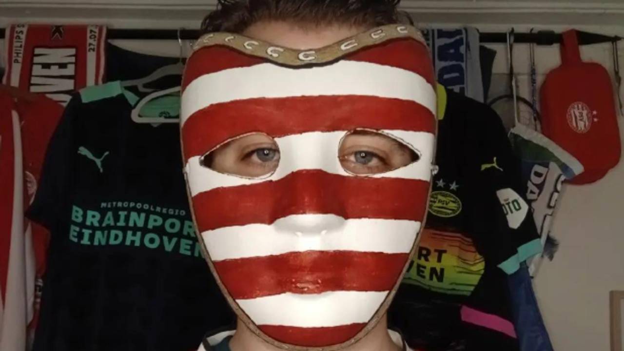 TikTokker Joshua heeft een PSV-masker gemaakt (Bron: TikTok).