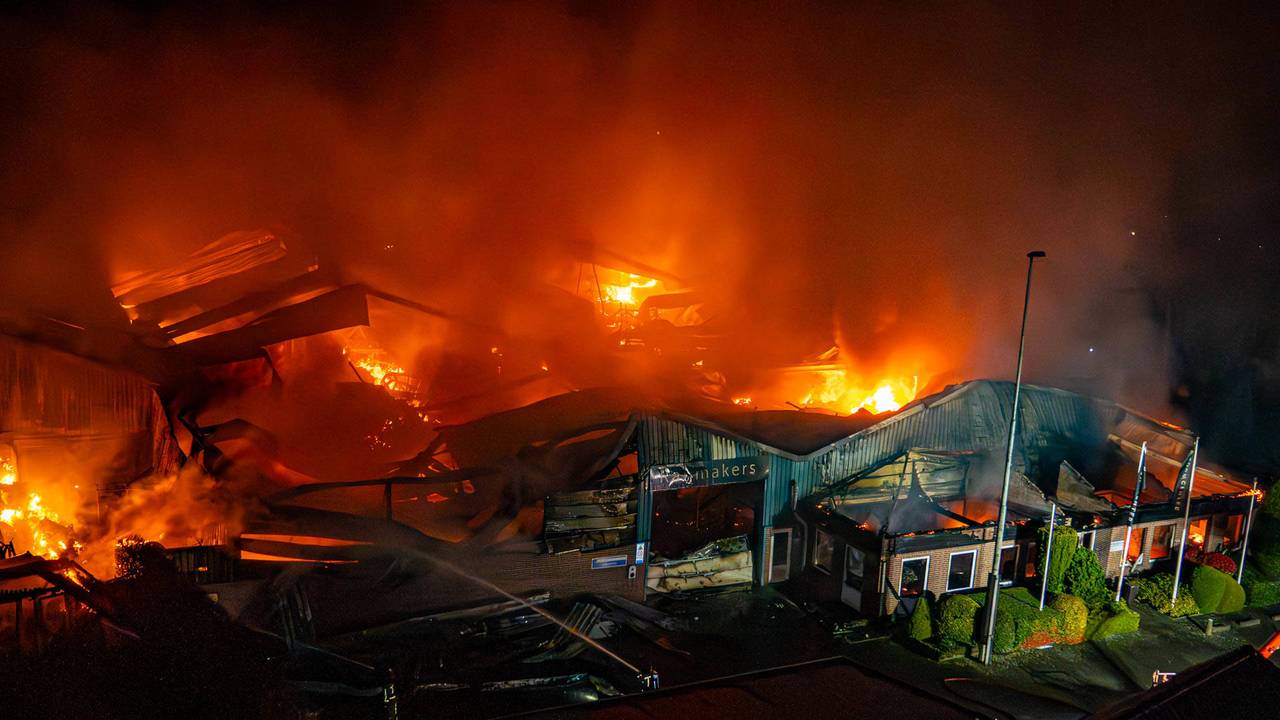 Drama in Someren: familiebedrijf compleet verwoest door brand