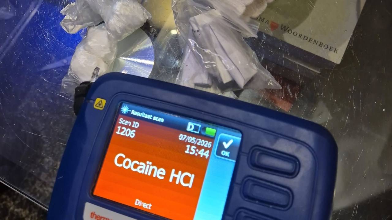 Bij een inval werden zakjes cocaïne en ketamine gevonden (foto: Politie Basisteam Maasland).