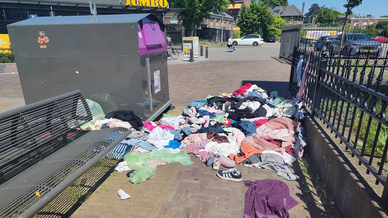 In de Tweede Haagstraat ligt bijna een winkel aan kleding voor de container (foto: Jessie Barend-Sträter).