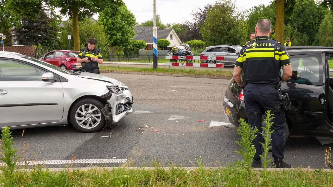 Twee personen auto’s botsen op elkaar in Deurne (foto: Harrie Grijseels / Persbureau Heitink).