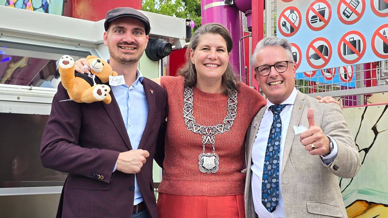 Kermiswethouder Maarten van Asten, burgemeester Fleur Gräper-van Koolwijk en bestuursvoorzitter Atze Lubach-Koers van kermisbond BOVAK (foto: De Kermisgids, Harrie Messemaeckers/Facebook).