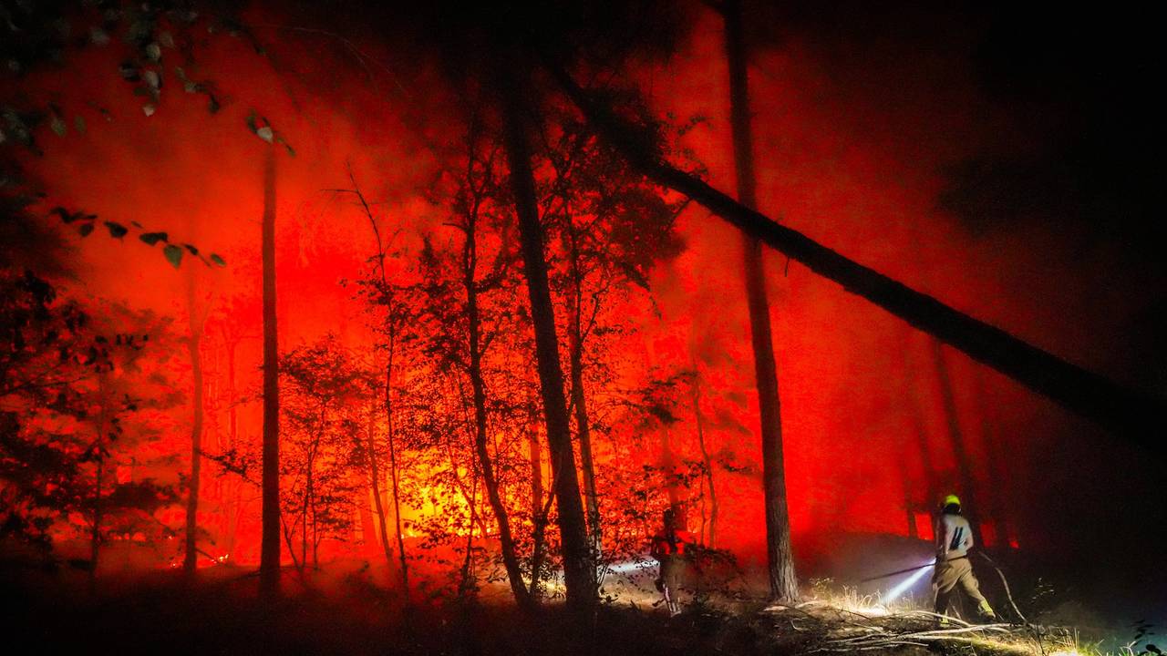 Delen van het gebied van 100 hectare zijn afgebrand terwijl op andere plekken nog flink vuur woedt (foto: SQ Vision).