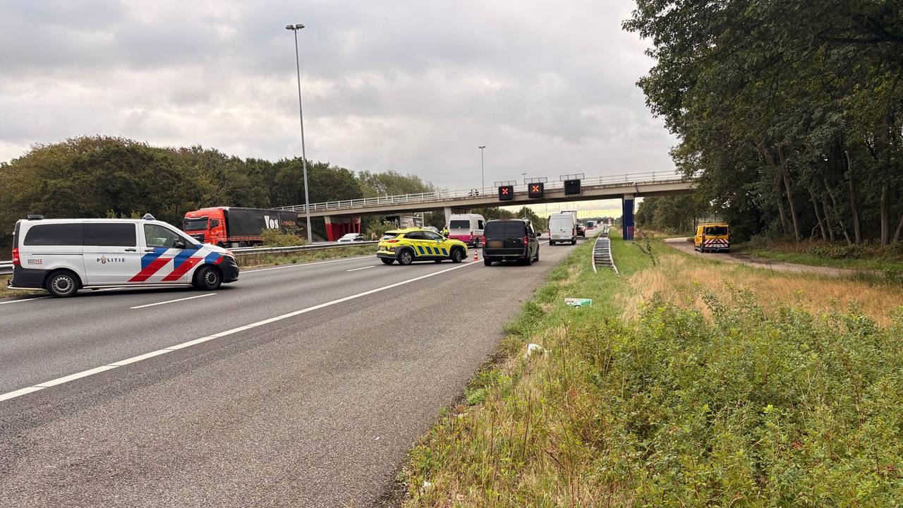 Twee rijstroken zijn dicht (foto: Rijkswaterstaat).