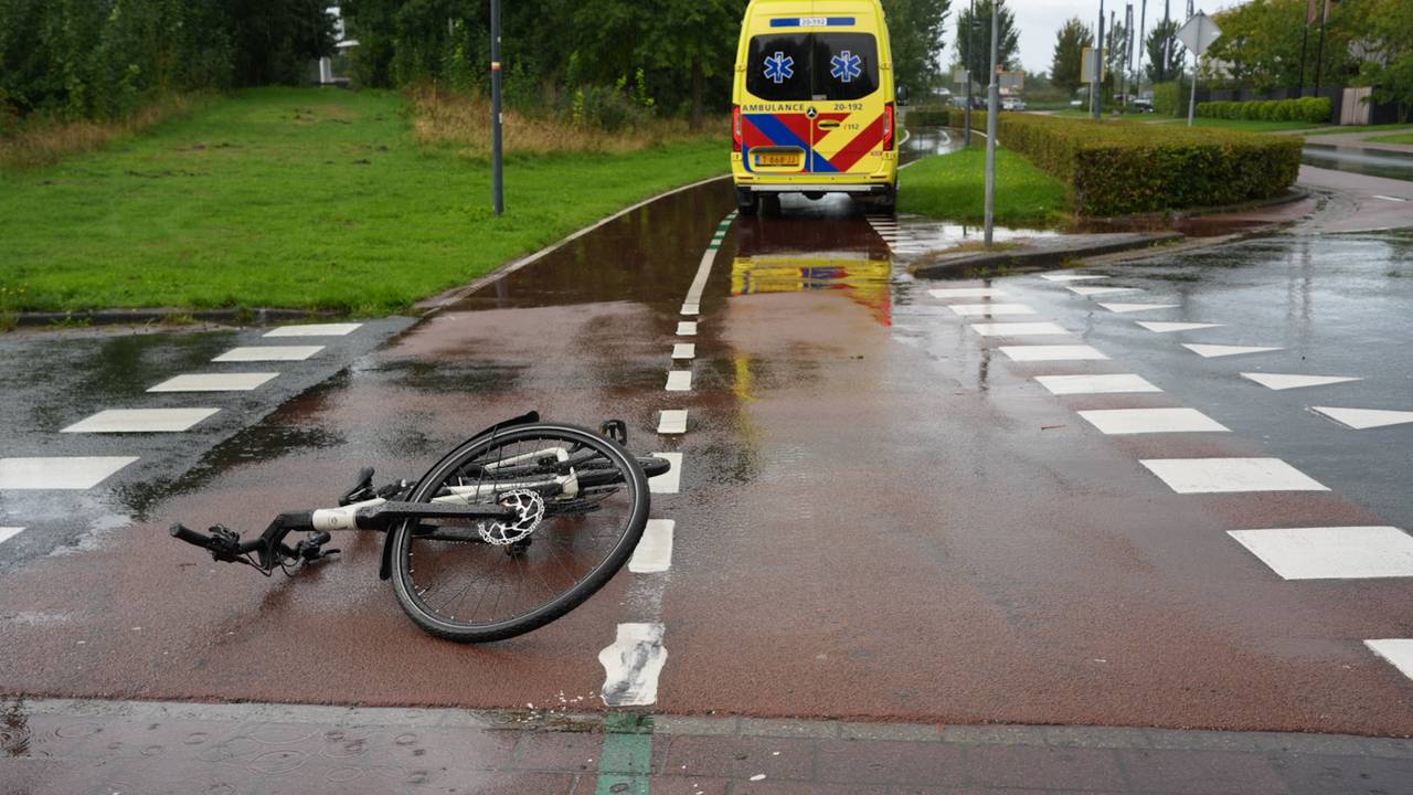 Fietser gewond bij aanrijding op kruising in Waalwijk (foto: Erik Haverhals / Persbureau Heitink).