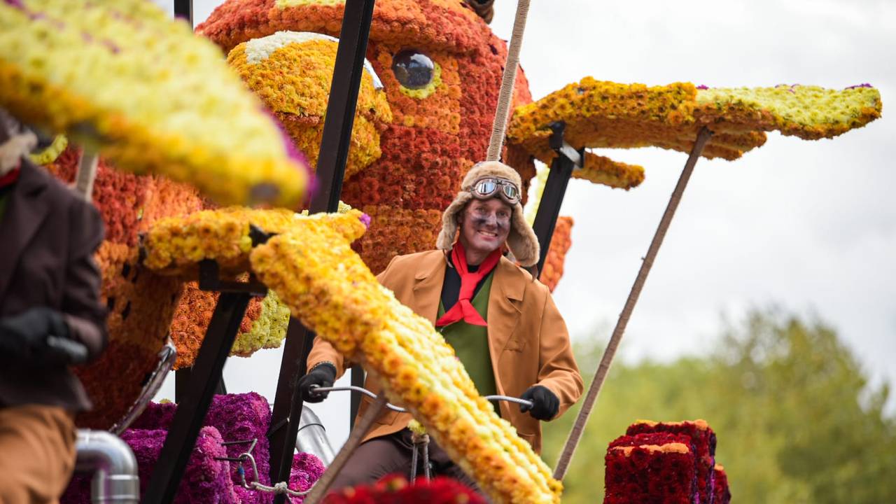 Een van de deelnemers op de wagen van buurtschap Oud Dommelen (foto: Wesley van Bree).
